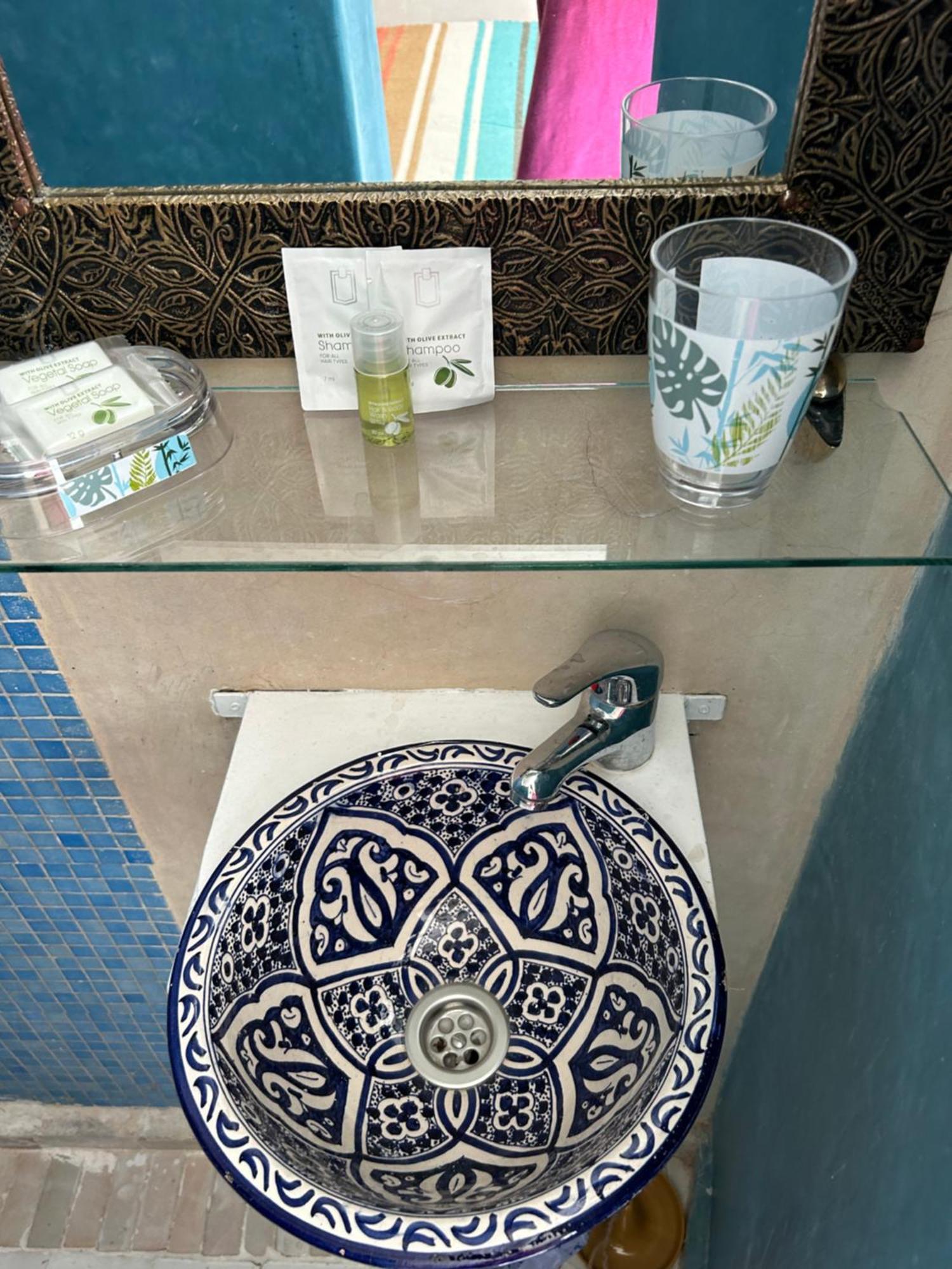 Riad Amazing Amazigh Avec Jacuzzi Petit Dejeuner Compris Avec Aussi Chambres Familiales Pres De La Place Jemaa El Fna Marrakesh Exterior foto