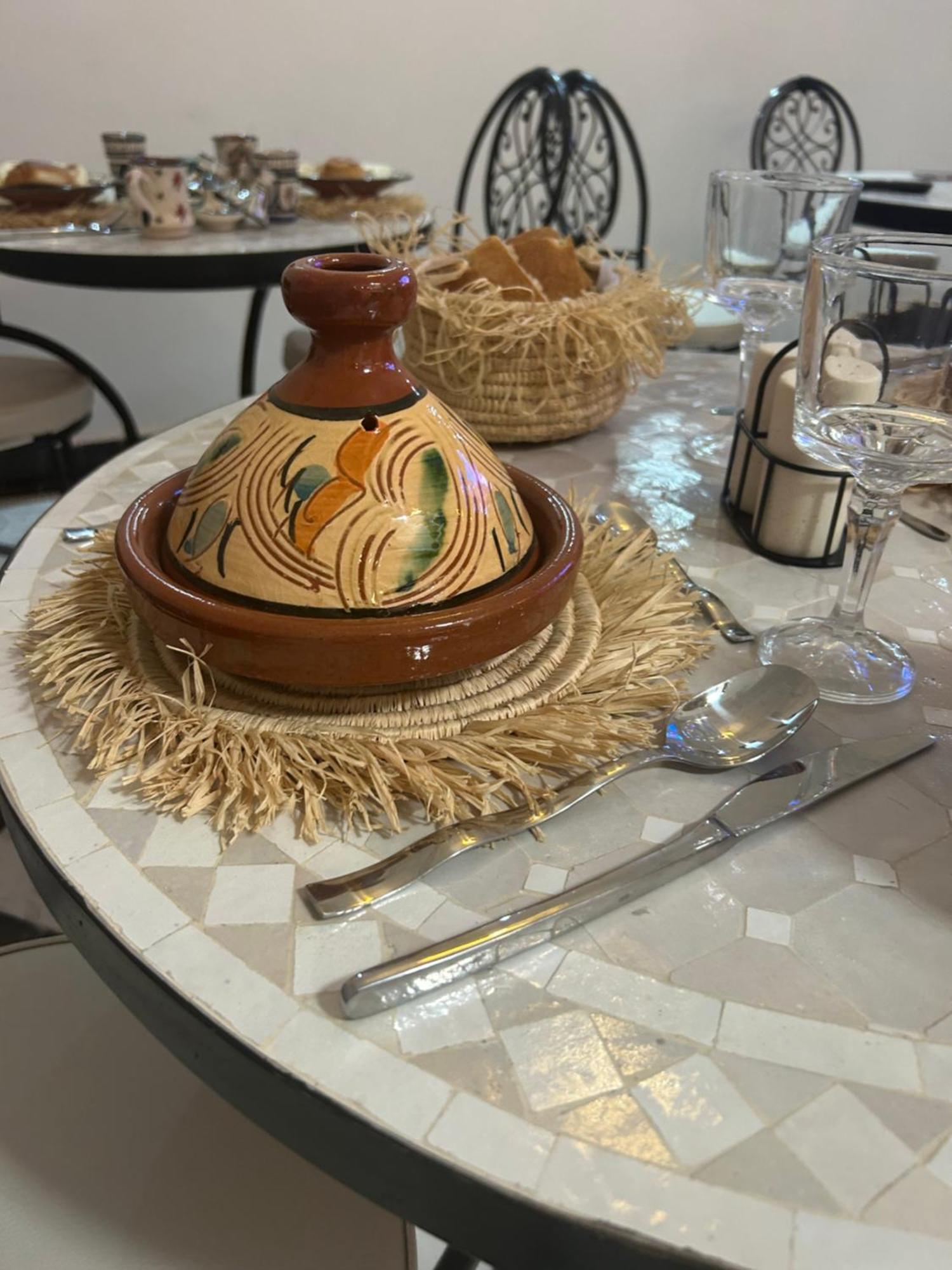 Riad Amazing Amazigh Avec Jacuzzi Petit Dejeuner Compris Avec Aussi Chambres Familiales Pres De La Place Jemaa El Fna Marrakesh Exterior foto