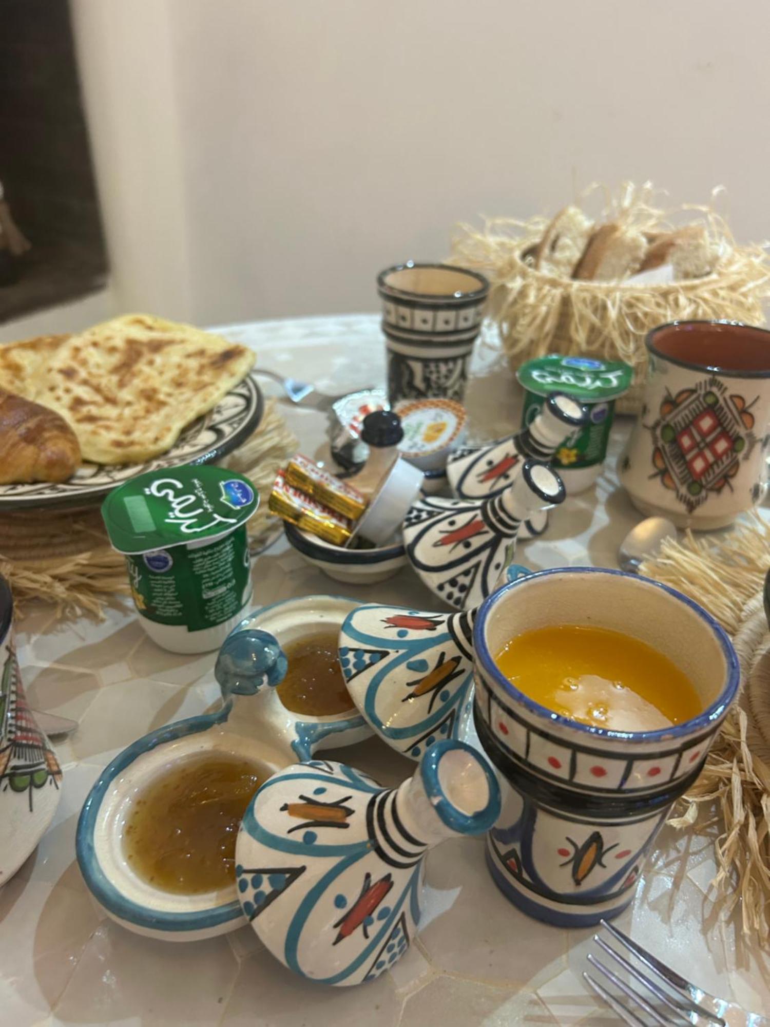Riad Amazing Amazigh Avec Jacuzzi Petit Dejeuner Compris Avec Aussi Chambres Familiales Pres De La Place Jemaa El Fna Marrakesh Exterior foto