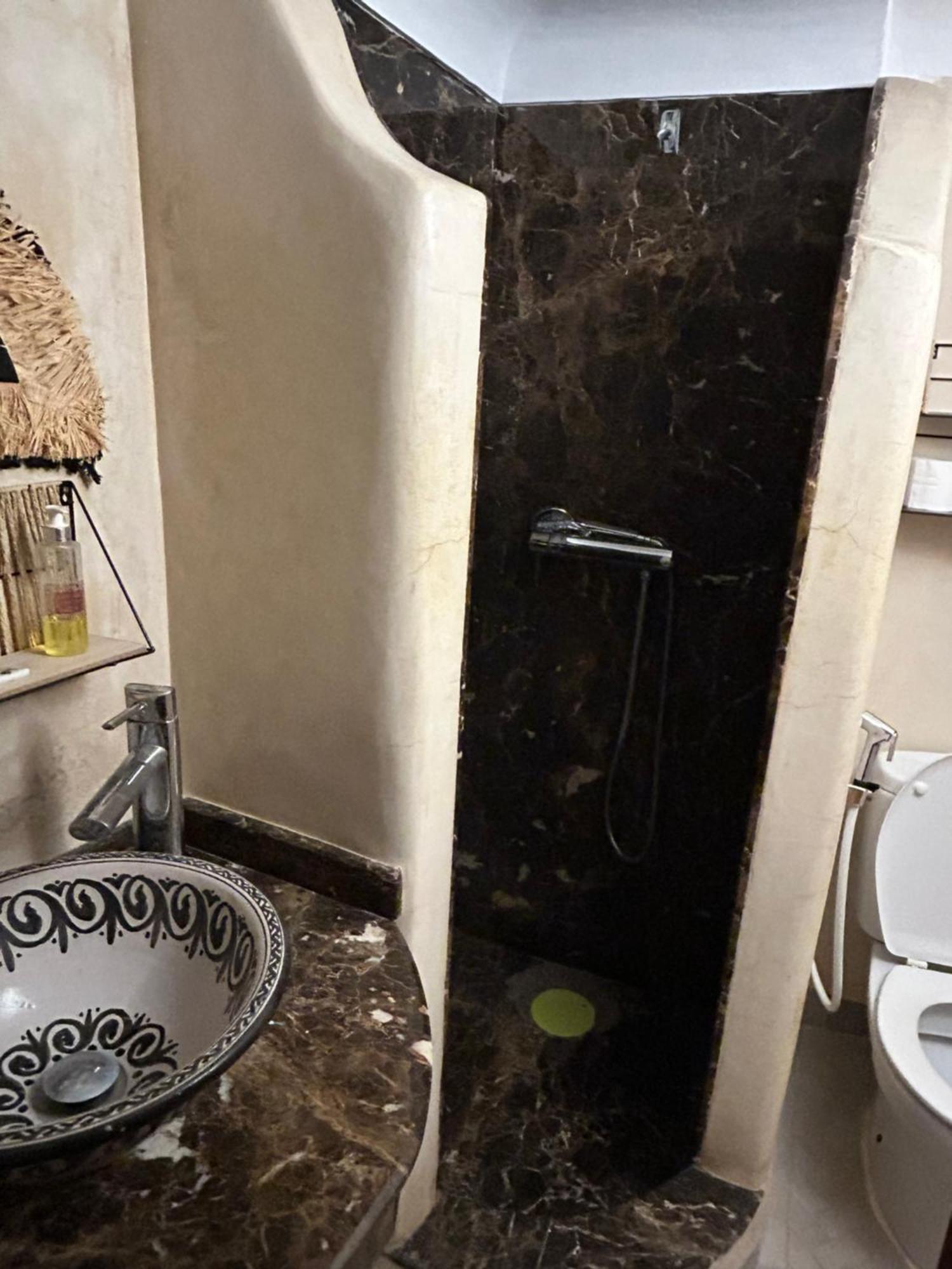Riad Amazing Amazigh Avec Jacuzzi Petit Dejeuner Compris Avec Aussi Chambres Familiales Pres De La Place Jemaa El Fna Marrakesh Exterior foto