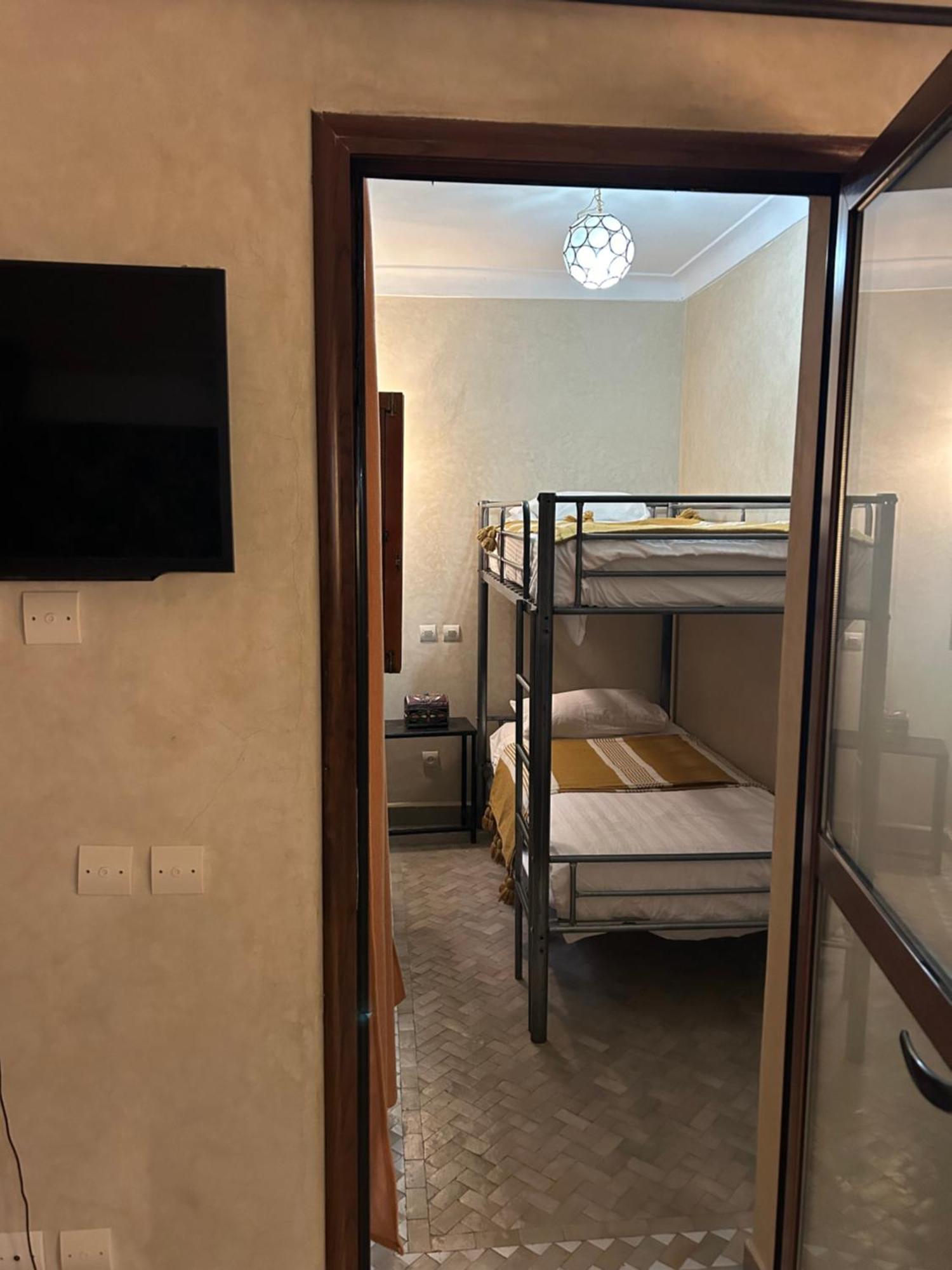 Riad Amazing Amazigh Avec Jacuzzi Petit Dejeuner Compris Avec Aussi Chambres Familiales Pres De La Place Jemaa El Fna Marrakesh Exterior foto