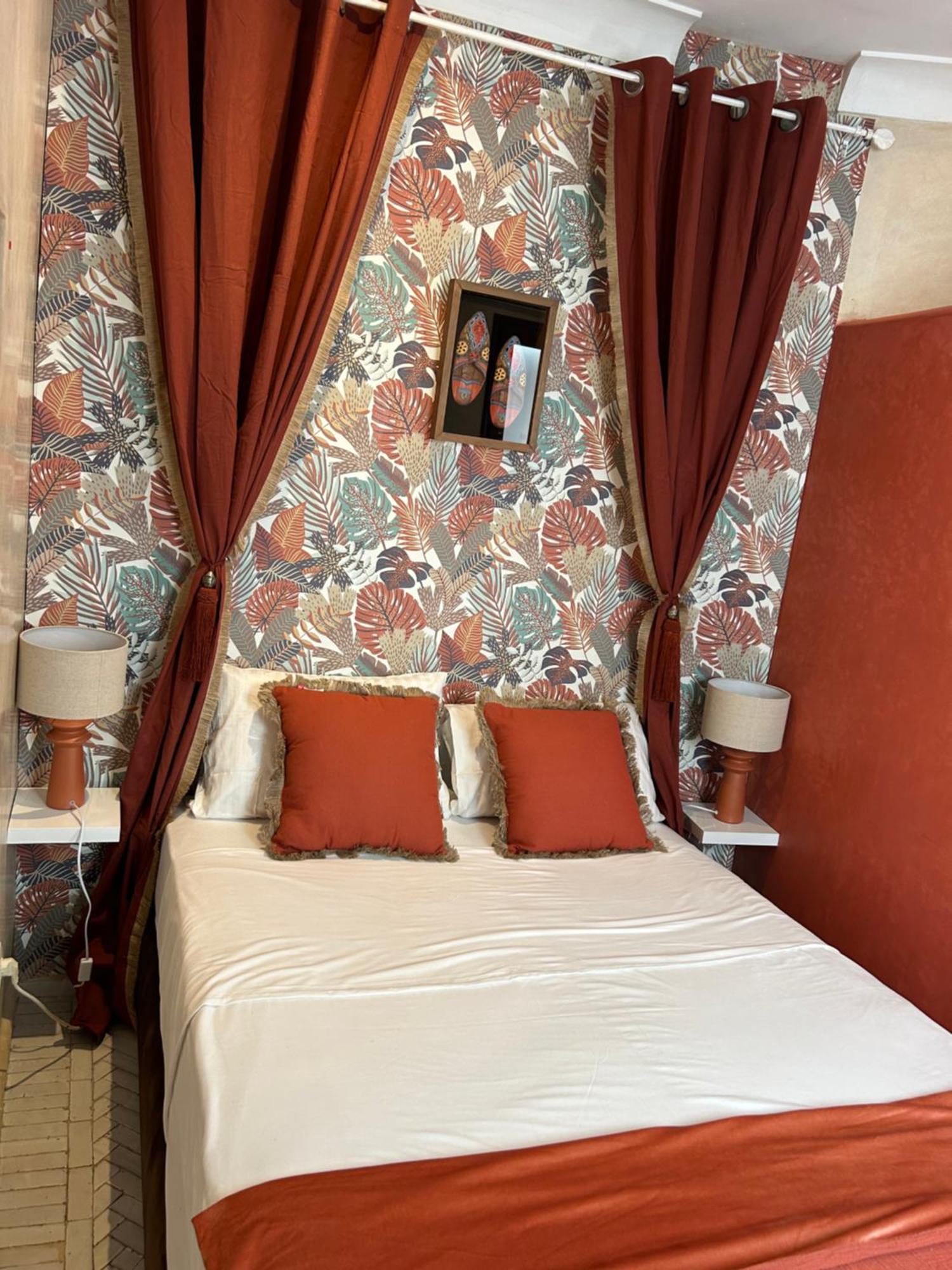 Riad Amazing Amazigh Avec Jacuzzi Petit Dejeuner Compris Avec Aussi Chambres Familiales Pres De La Place Jemaa El Fna Marrakesh Exterior foto