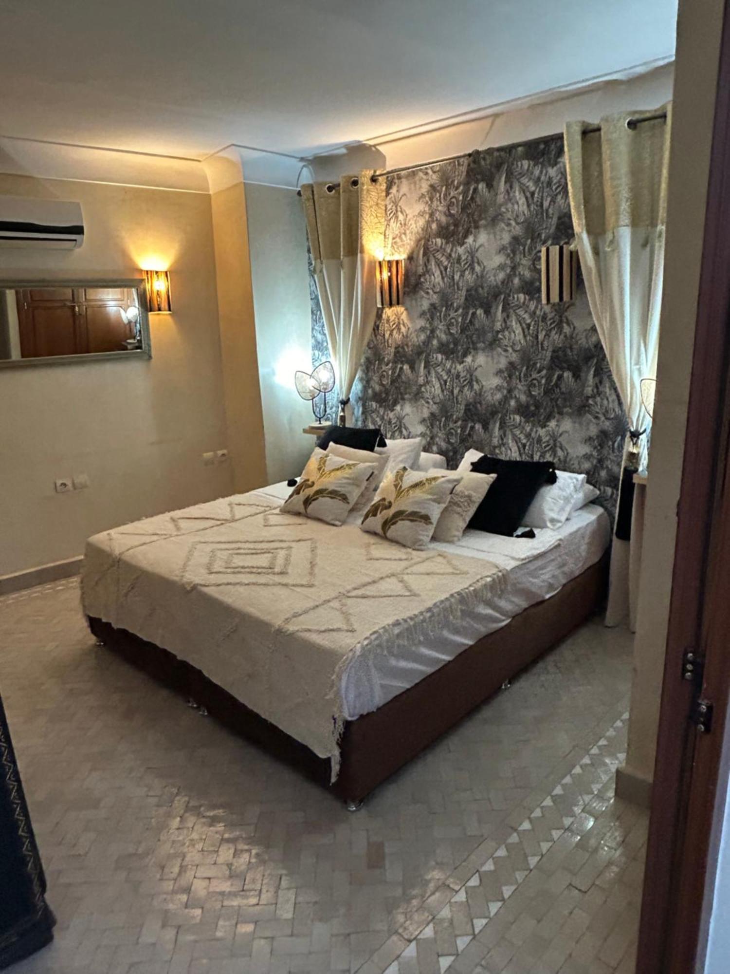Riad Amazing Amazigh Avec Jacuzzi Petit Dejeuner Compris Avec Aussi Chambres Familiales Pres De La Place Jemaa El Fna Marrakesh Exterior foto