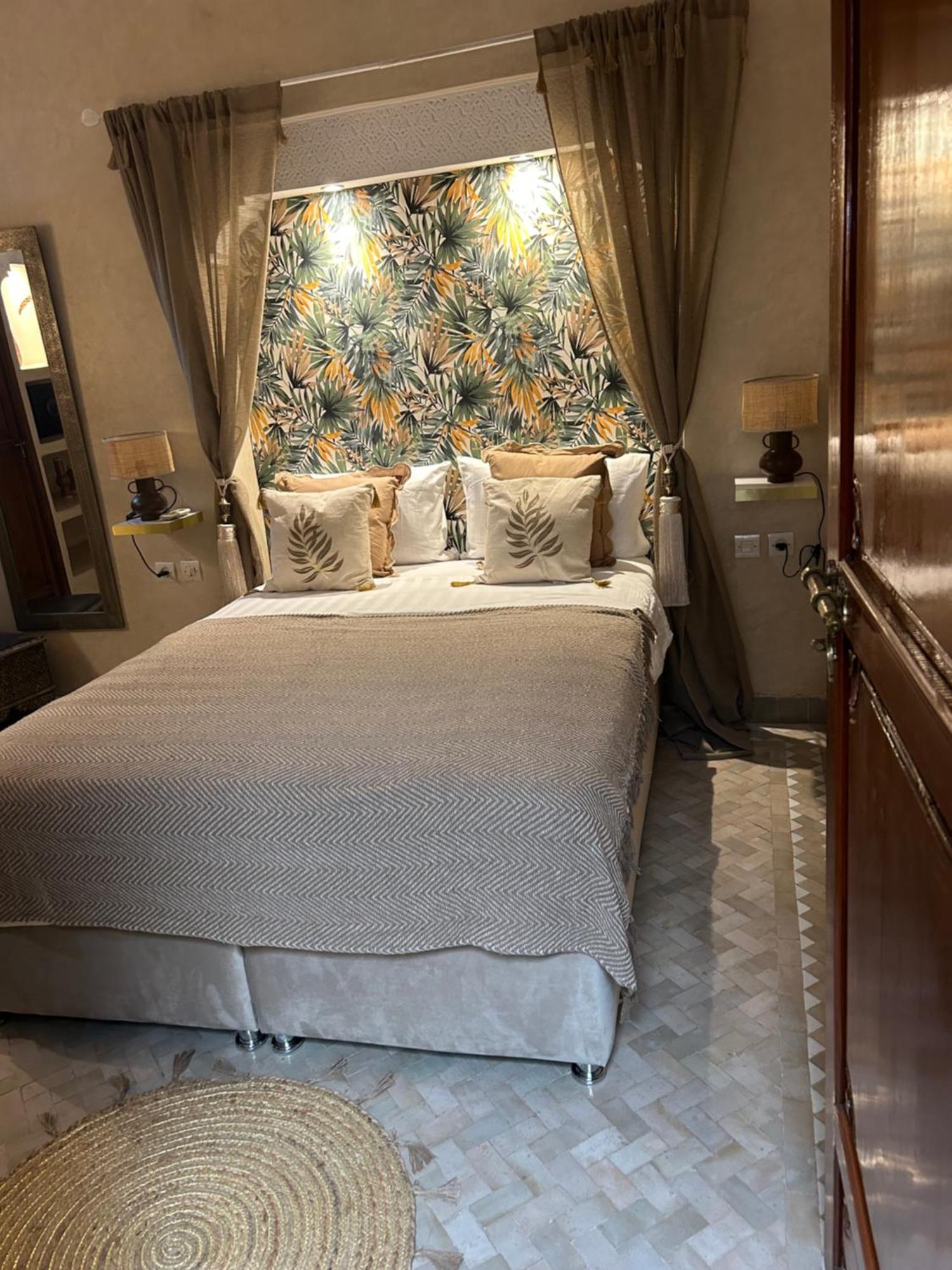 Riad Amazing Amazigh Avec Jacuzzi Petit Dejeuner Compris Avec Aussi Chambres Familiales Pres De La Place Jemaa El Fna Marrakesh Exterior foto